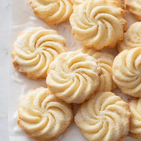 A plate of cookies with a spiral pattern.